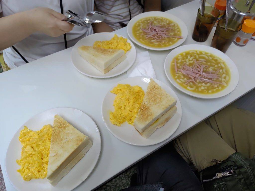 泰國旅行團 訪港 網民：平民茶記早餐都無得食