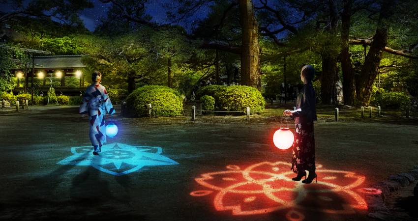 平安神宮 燈光展 特製燈籠會投影出最佳社交距離，提醒遊客保持距離。