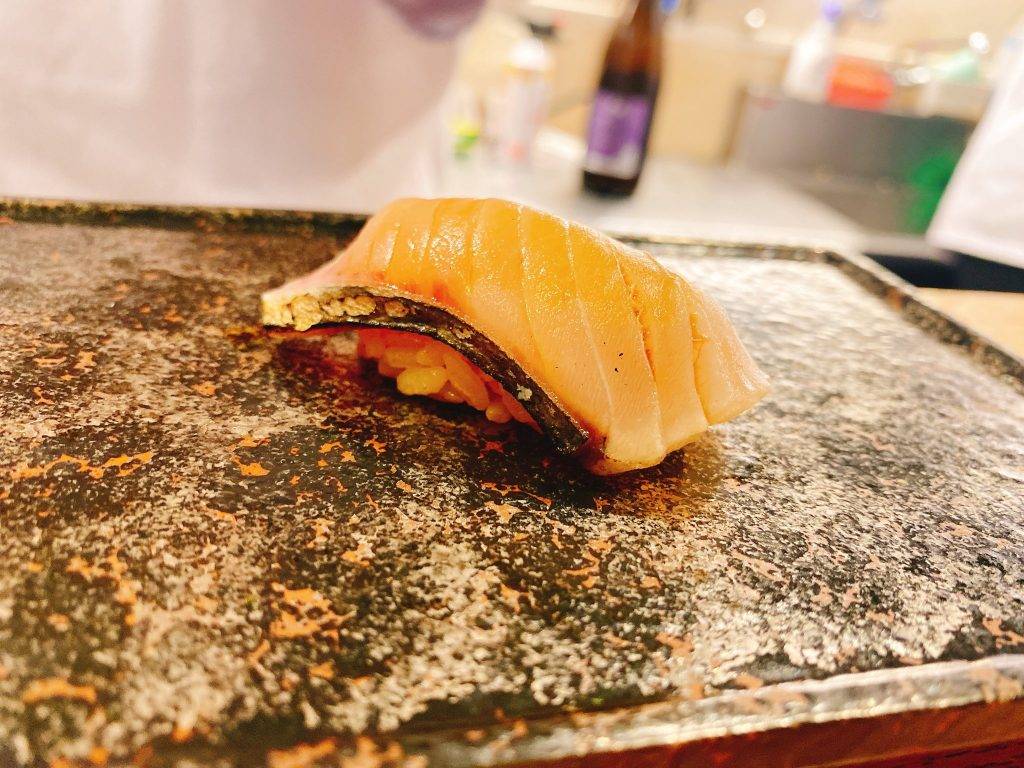 壽司 事主再補充對這間人氣食店的介紹，指這間位於東京有樂町的壽司店本身已非常出名了。