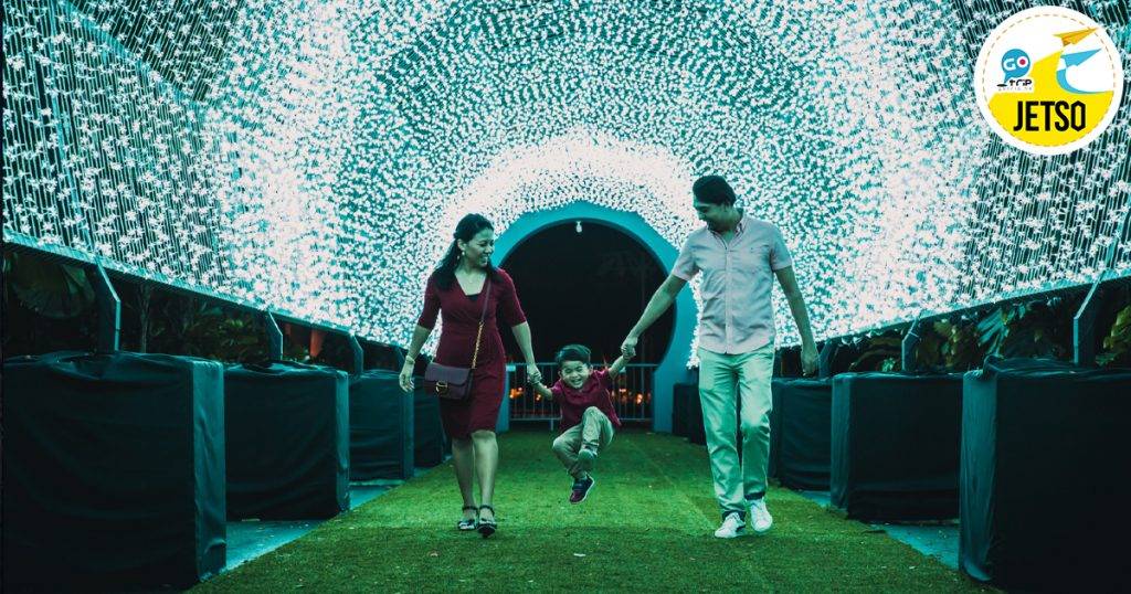 在 Gingerbread Grove，沿著設有可編程 LED 燈的 Walk of Lights 隧道漫步，讓顧客體驗繽紛的色彩。