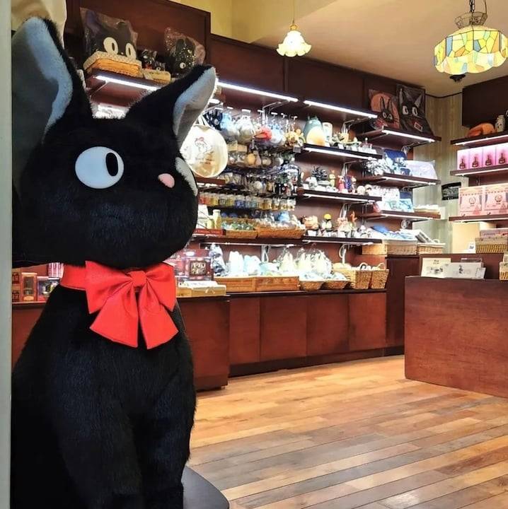 魔女宅急便 店內有超大隻的黑貓天師仔公仔