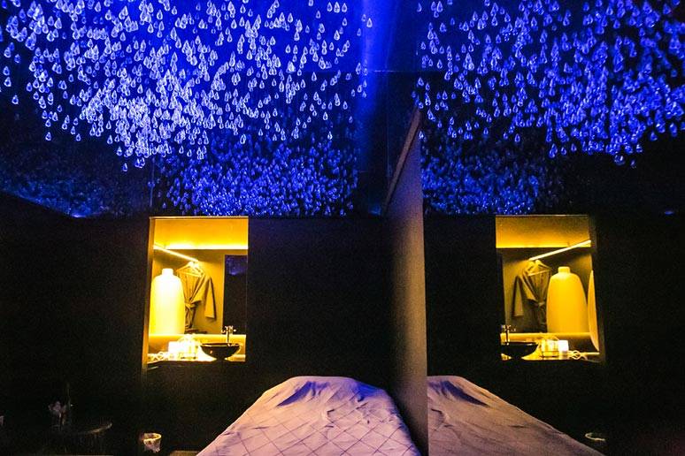 首爾醬油蟹 韓國電話卡 韓國滑雪 曼谷按摩 泰式按摩 gt12 黑漆漆的Spa房內的天花吊滿藍色水晶燈