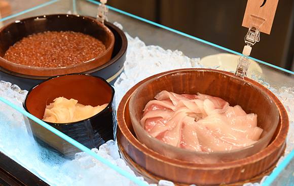 東京淺草住宿推薦 餐廳內主打的豪華海鮮丼是由住客自行組合，當中包括三文魚、三文魚籽、吞拿魚腩蓉、甜蝦、油甘魚