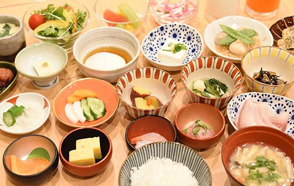 東京淺草住宿推薦 刺身都十分新鮮與美味。同時餐廳內亦有不少日式小菜包括玉子燒、鯖魚、茶碗蒸、醃菜等任君選擇
