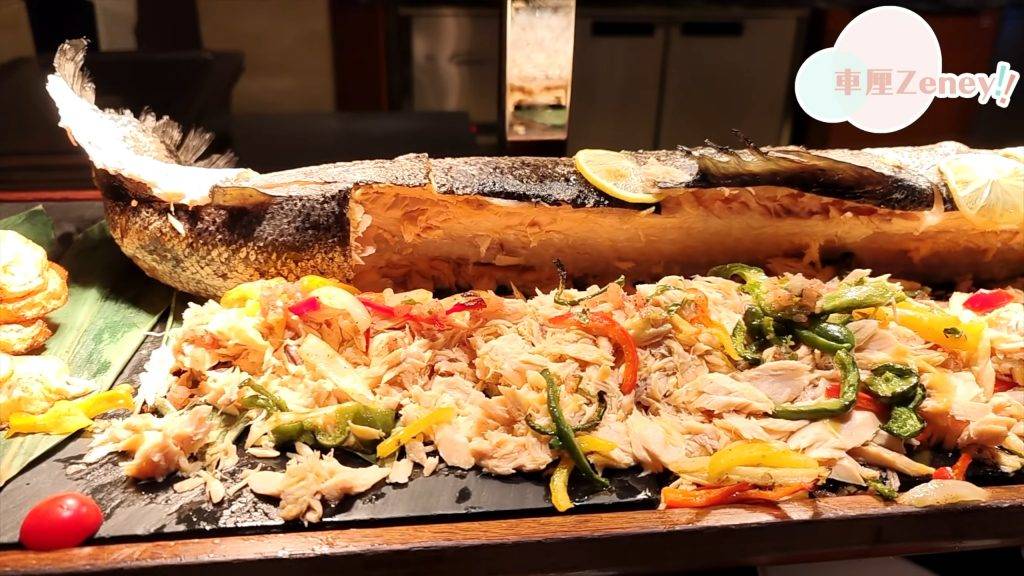 澳門自助餐 原條慢烤三文魚是餐廳招牌菜。