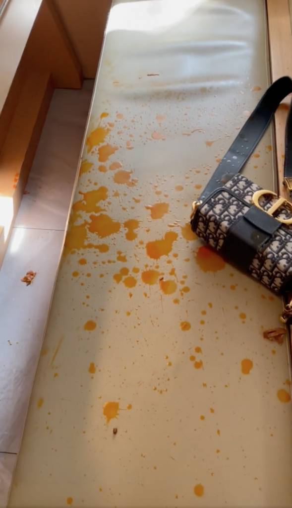 尖沙咀 黑樺牛 食桌、坐椅及事主放在櫈上的Dior手袋亦被爆炸出來的湯底濺到