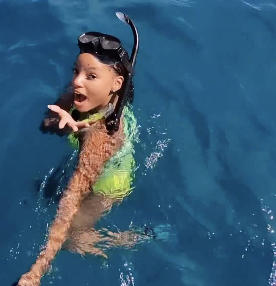 小美人魚 Halle Bailey 在個人 TikTok 與 Instagram 上分享了一條暢泳短片。