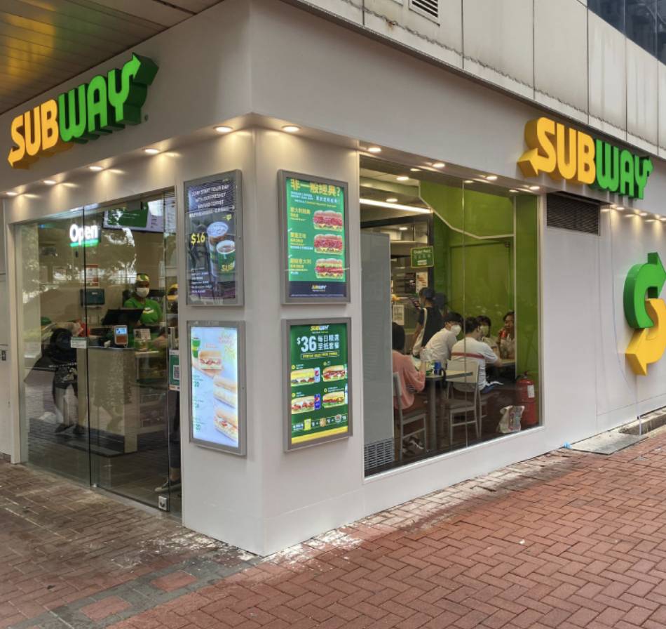 Subway 網民指自己在一看到 Menu 時上面有很多英文字不會讀，靠拼音又怕拼錯，只好叫些易讀的。