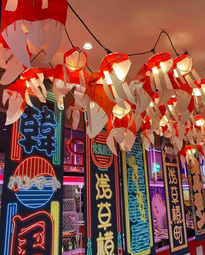 淺草橫町 淺草橫町位於東京樂天地淺草大樓的4樓，到處都有祭典元素，提燈、團扇、風鈴、金魚等應有盡有