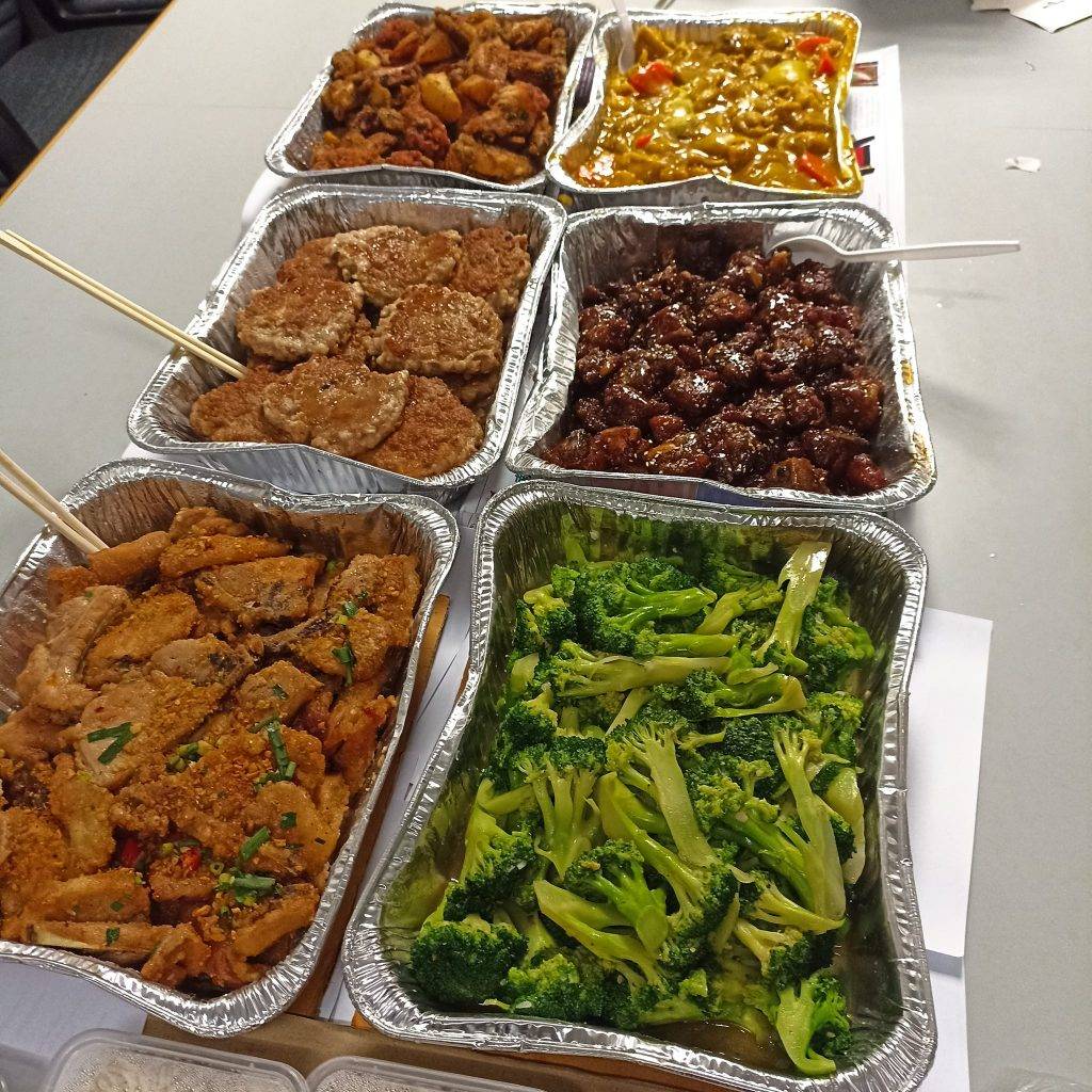 兩餸飯　 有網民分享了公司週年宴叫時，老闆叫了兩餸飯作為到會食物。