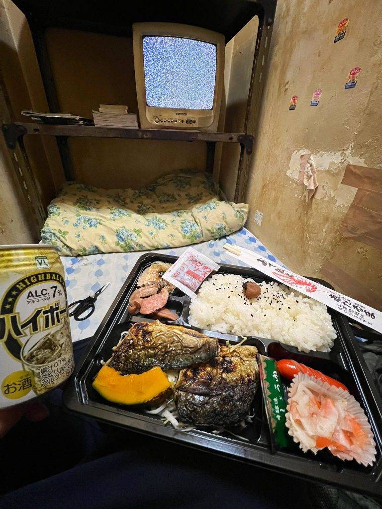 神戶酒店 該網民之後再更新了在房間內吃便當的照片，看得出非常擠迫。