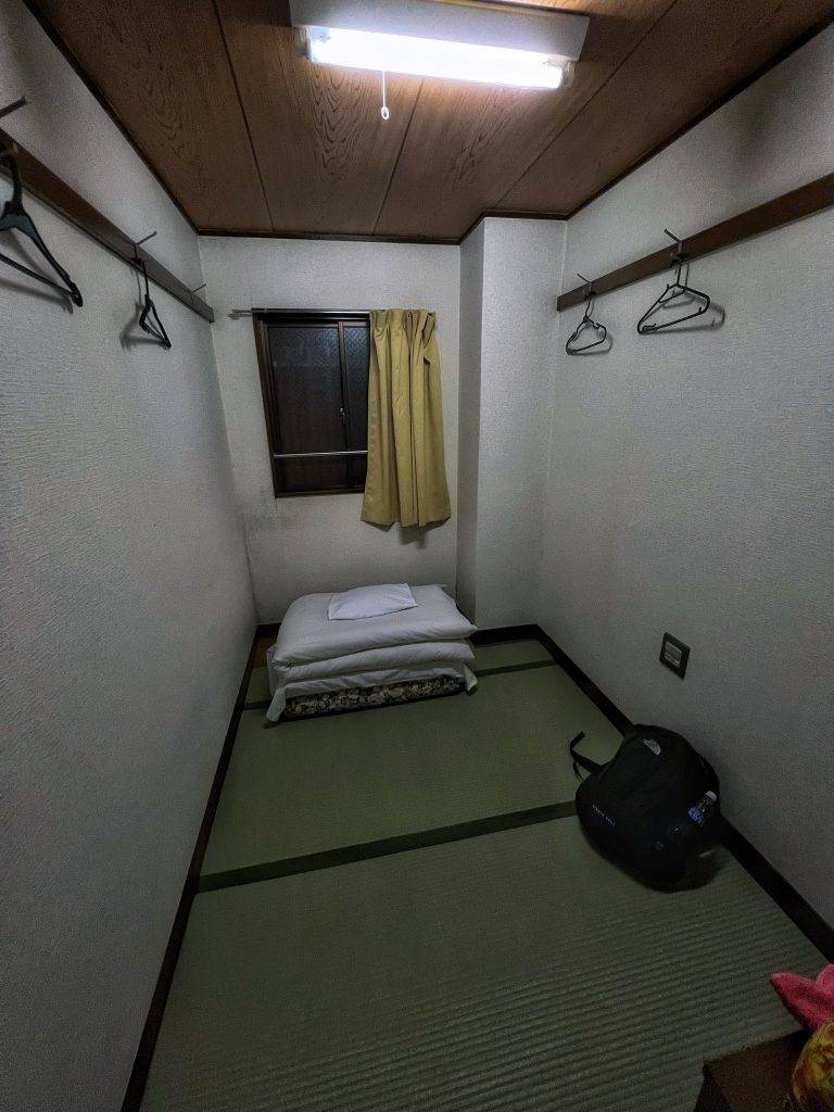 神戶酒店 ニュー伊吹自稱是街頭探訪家，以探險街上的各種空屋、開箱簡易旅館，又或者是前往廢墟探險。