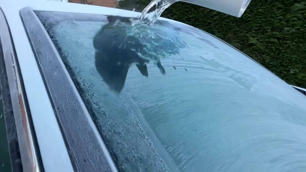 移民英國 寒冷天氣下令車輛結冰，駕駛前要先用熱水「融雪」。