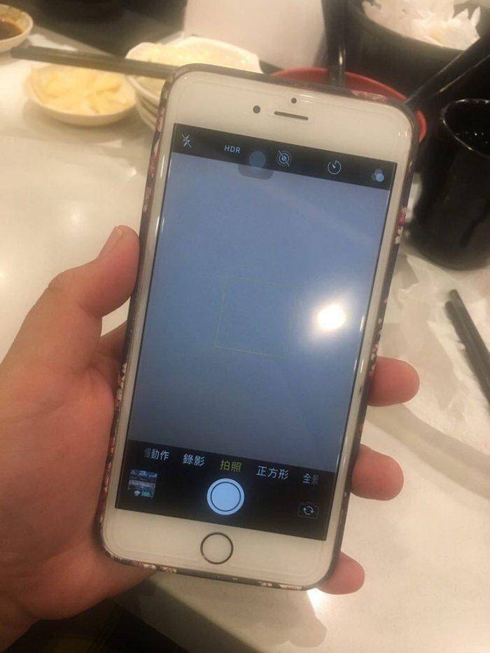 崩潰 發文者的媽媽在升級iOS後，驚見相機功能失效，變成全白畫面。