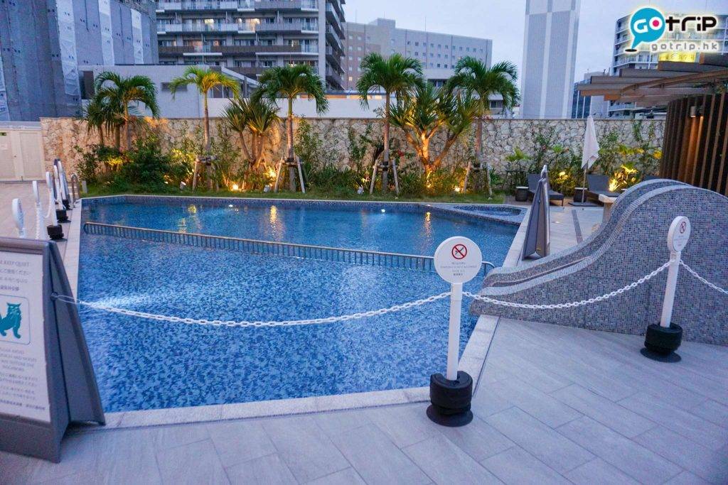 沖繩酒店 泳池位於2F餐廳旁，設有小童滑梯。