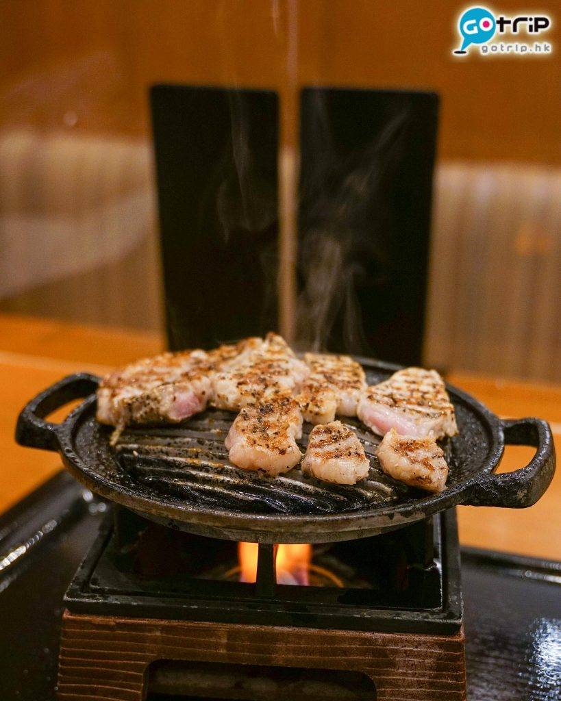 沖繩自由行 上菜時豬肉還是半熟，不怕過熟。