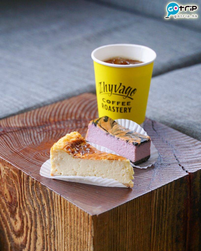 沖繩自由行2023 Zhyvago Coffee Roastery招牌的紅薯蛋糕和New York Cheesecake，各有風味。