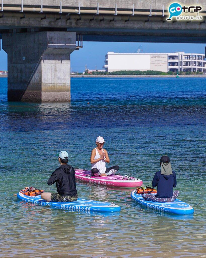 沖繩自由行 當日有人在玩水上瑜珈。