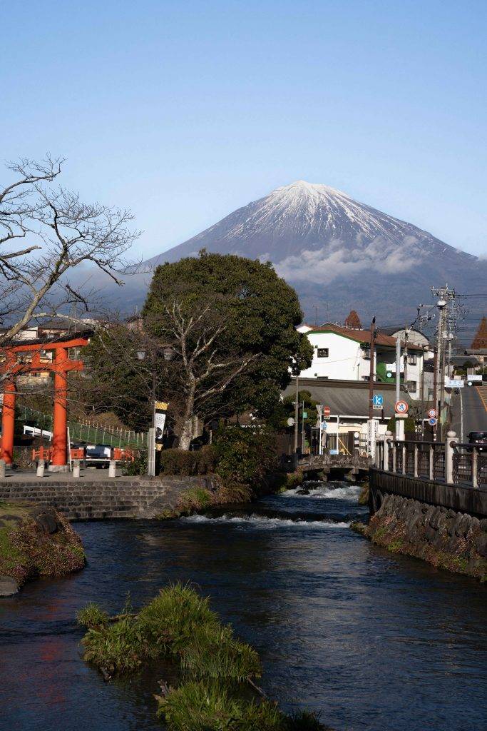 富士宮市 景點推介 神社附近的河流是拍攝富士山的好地方。