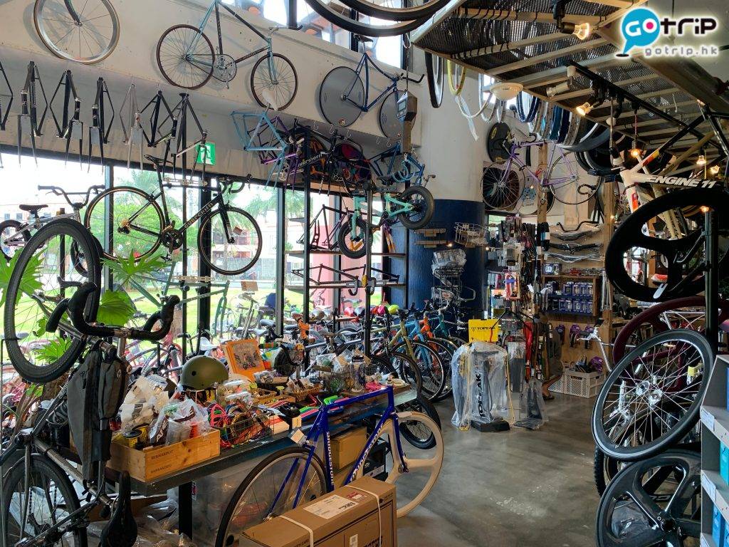 沖繩自由行2023 Zhyvago Coffee Roastery還有單車、衣物和咖啡豆等售賣。