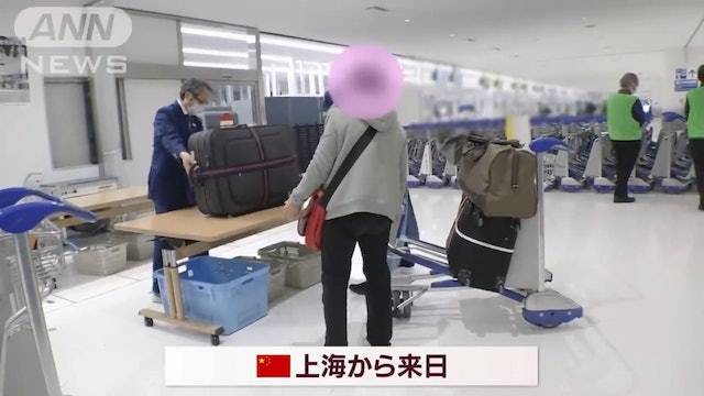 違禁品 有來自中國上海的女旅客於入境時與當地工作人員角力。