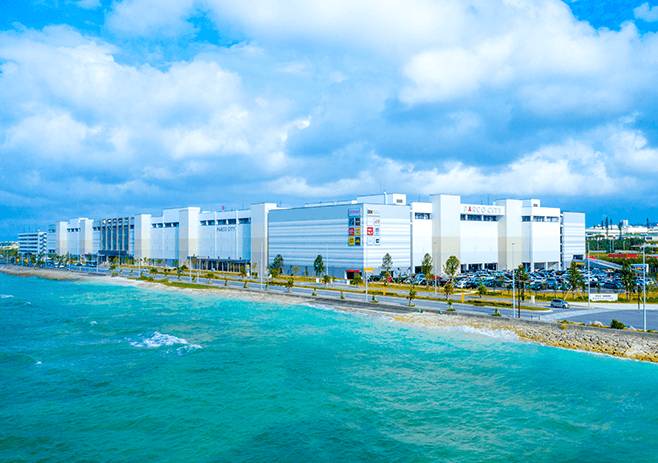 沖繩自由行2023 沖繩自由行 沖繩Outlet PARCO CITY位於西海岸旁，可以睇到湛藍海景。