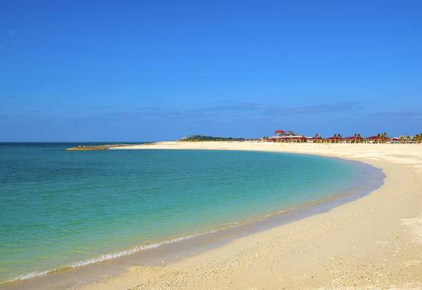 沖繩自由行 美麗SUN海灘位於機場旁，可以步行至南部最大的購物中心iias。
