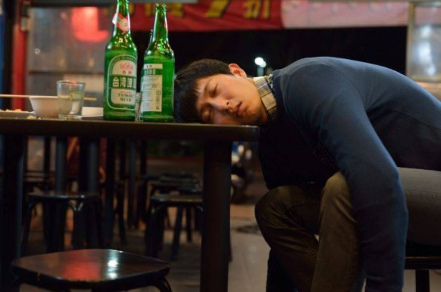 廣東話 醉到啤啤夫指人飲醉酒，醉到不醒人士。示意圖，非當事人）