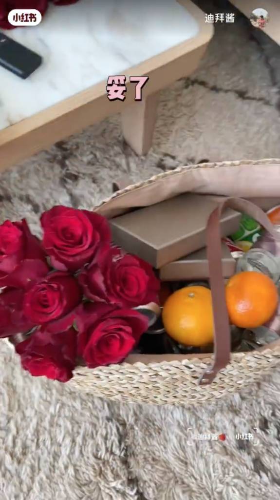 酒店 ，最後甚至將桌上裝飾用的花都放進行李袋中，更表示「這束花要上千人民幣），也必須帶走。」