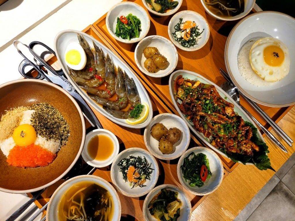 首爾美食 ￦12,800約港幣79元）的醬油蝦套餐正是主打套餐，味道鮮甜的醬油蝦令人忍不住一口接一口