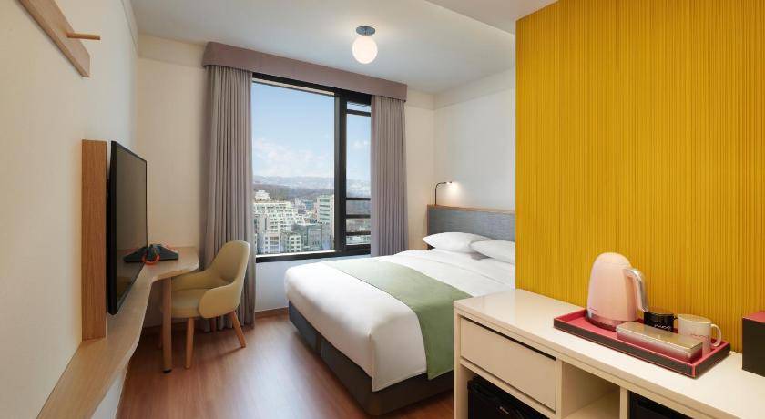 首爾酒店 明洞 客房比較簡約，以白、灰色及木製家具為主調，讓疲倦一整天的你可以放鬆休息