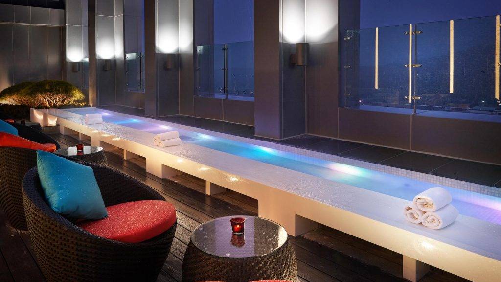 首爾酒店 明洞 在戶外足浴Spa內，你可以趁著夜色降臨邊欣賞首爾夜景，邊小酌一杯！