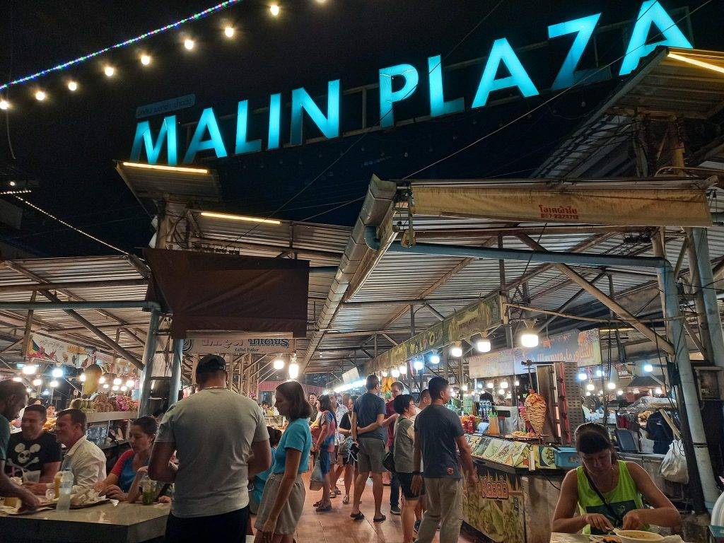泰國市集 泰國晚間市集 有個鐵皮頂，相對上行逛比較舒服