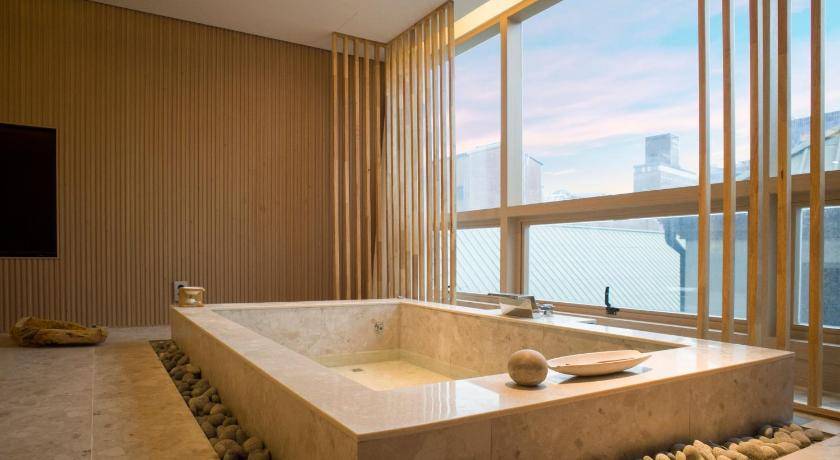 首爾酒店 明洞 而酒店最特別的地方莫過於無論你是入住二人房、四人房、六人房，抑或是家庭房，房內都有一個大理石浴池，讓所有住客都可以享受私人Spa！