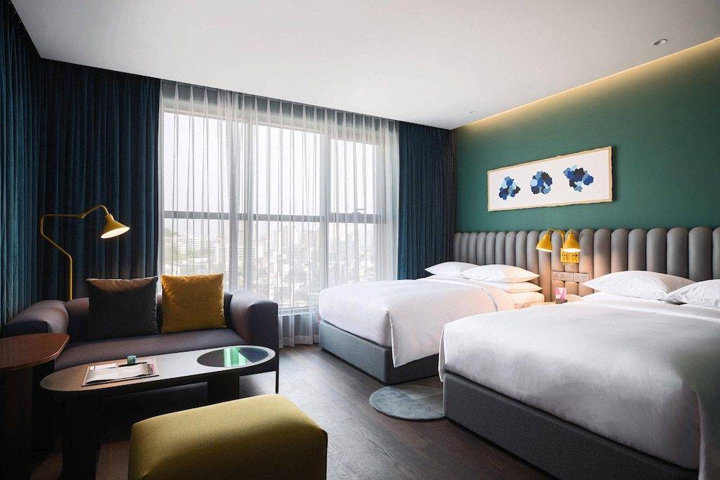 首爾酒店 明洞 RYSE客房設計融入了藝術及文化創意，房間用色大膽，色彩繽紛卻不失舒適
