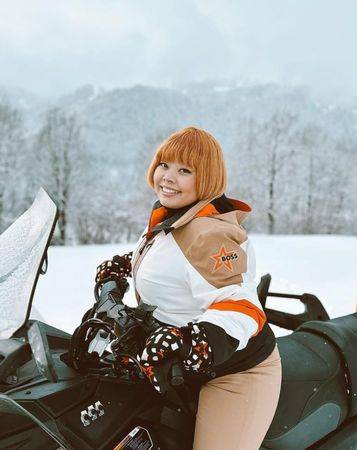 渡邊直美 渡邊直美分享自己在雪地的美照，看起來瘦了，新髮型更令人眼前一看。
