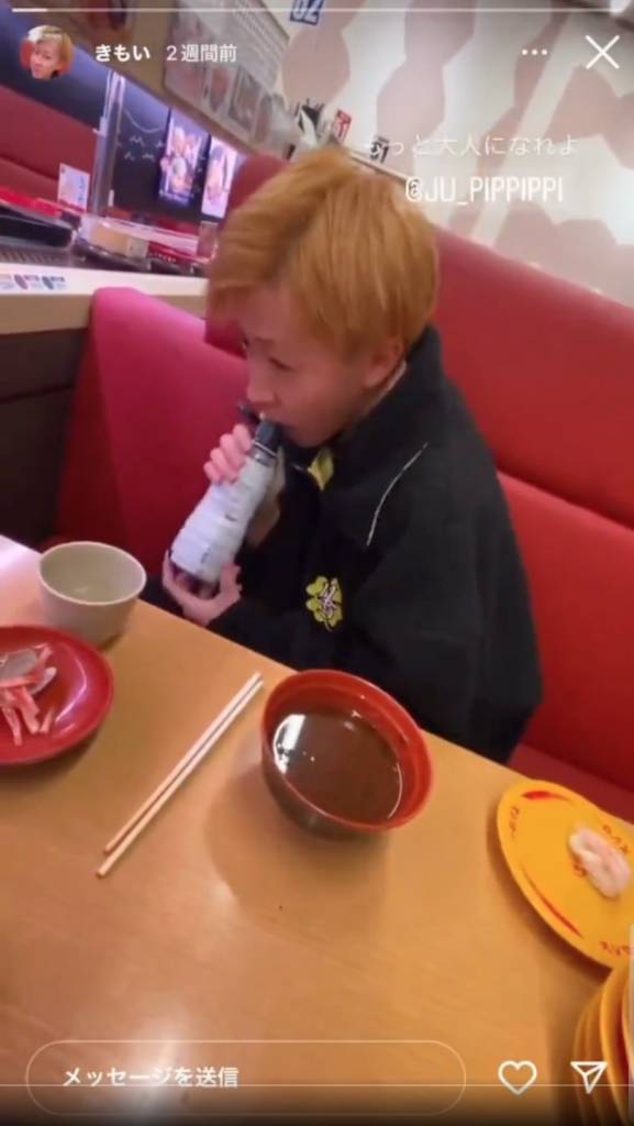 日本 壽司郎 影片中一名金髮年輕男子先是鬼鬼祟祟地東張西望幾秒，隨後拎起桌上豉油樽並打開蓋子，用舌頭舔豉油樽嘴