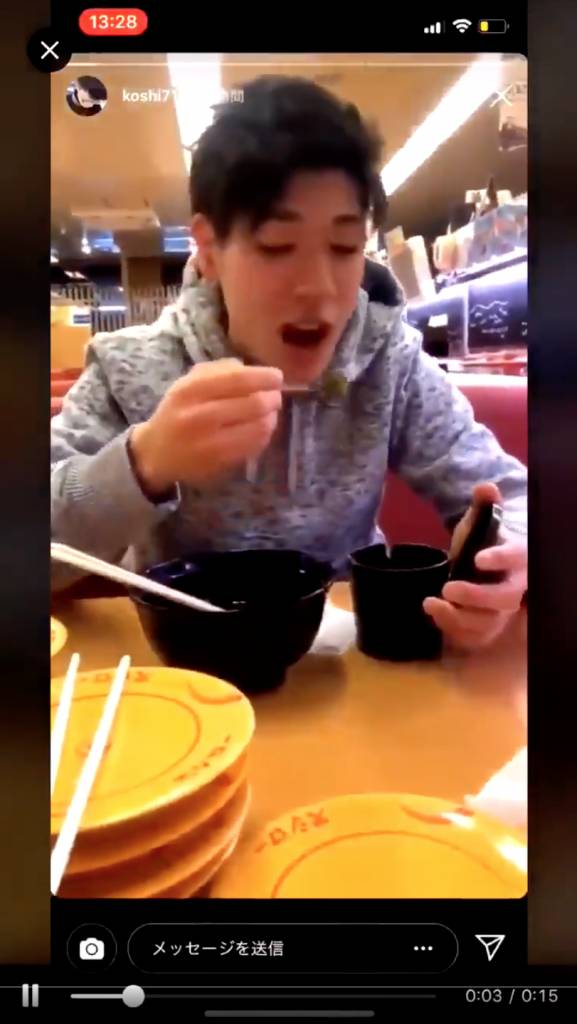 日本 壽司郎 直接用抹茶粉中的匙羹將粉𢳂入口吞食