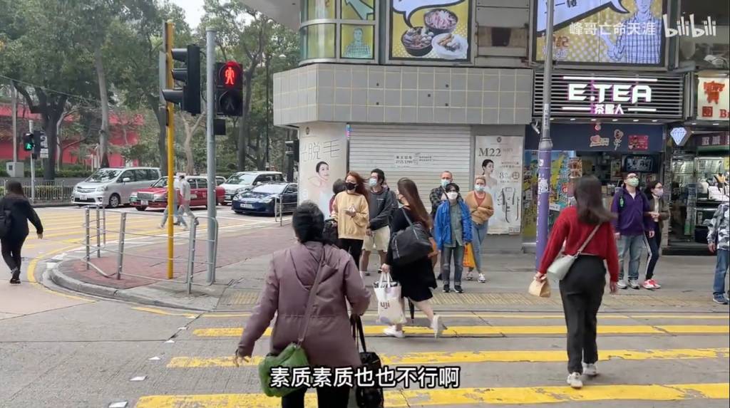 內地男 香港 他在尖沙咀金馬倫道過馬路等待紅綠燈時，目擊到幾名香港人竟然「衝紅燈」