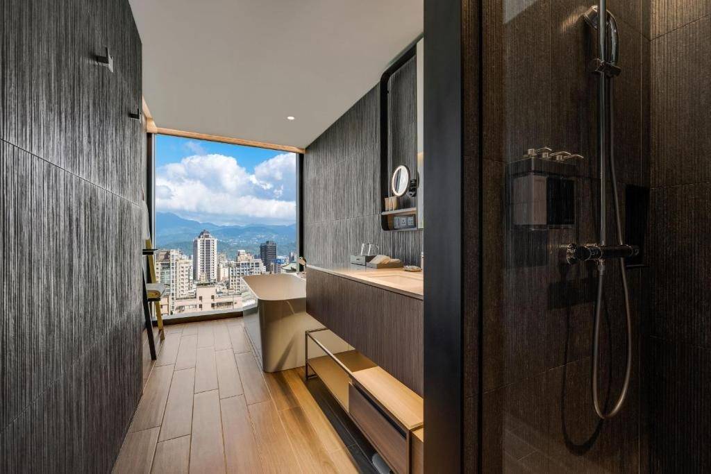 台北酒店 浴室也能看到城市景色。