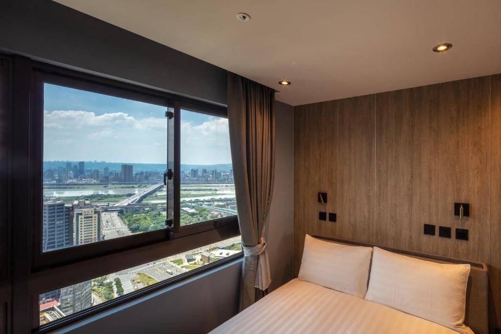台北酒店 客房可眺望淡水河或台北101。