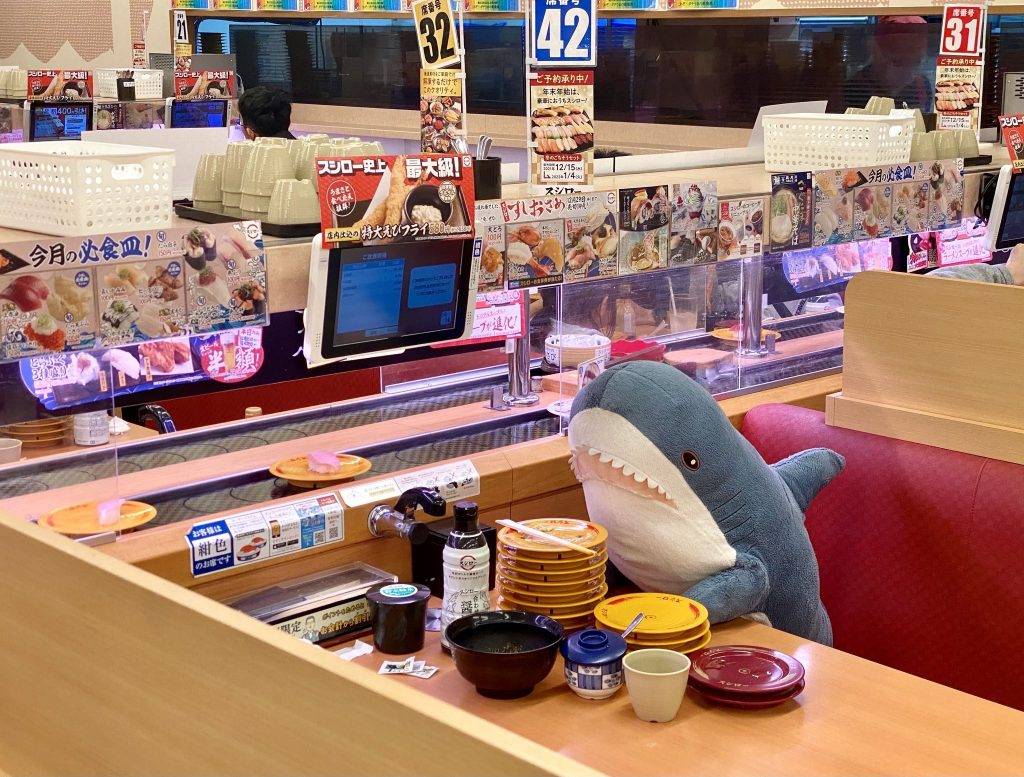 壽司郎 日本 有民眾帶同IKEA鯊鯊到場支持
