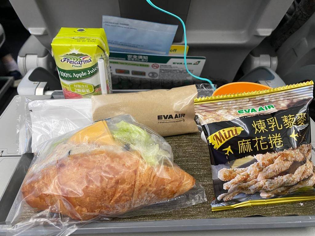 航空公司比較 中華航空 吞拿魚沙律牛角包，蘋果汁，及一包煉奶麻花捲