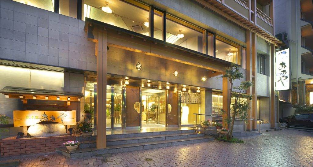 河口湖酒店 花水庭Ooya酒店位於富士山觀景纜車站附近。