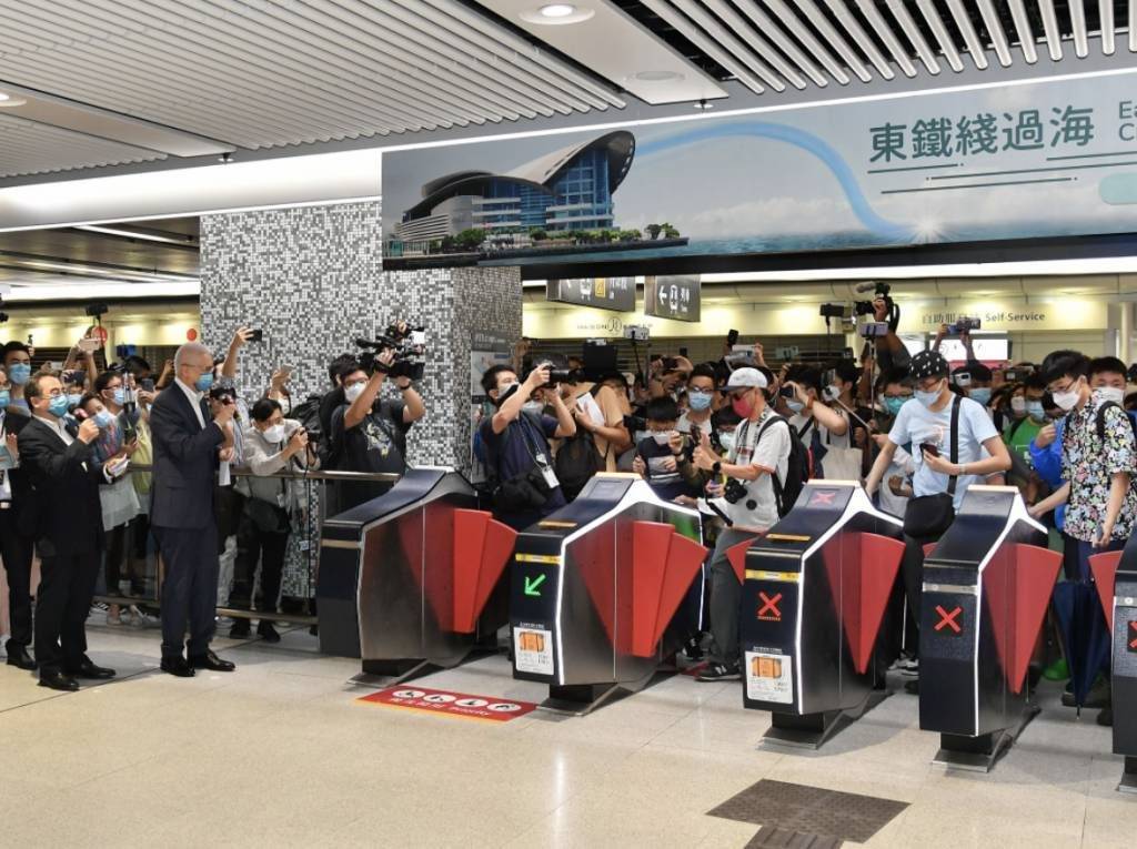 荃灣 東鐵過海段 東鐵綫過海段是香港第四條過海鐵路，於今年5月15日正式通車