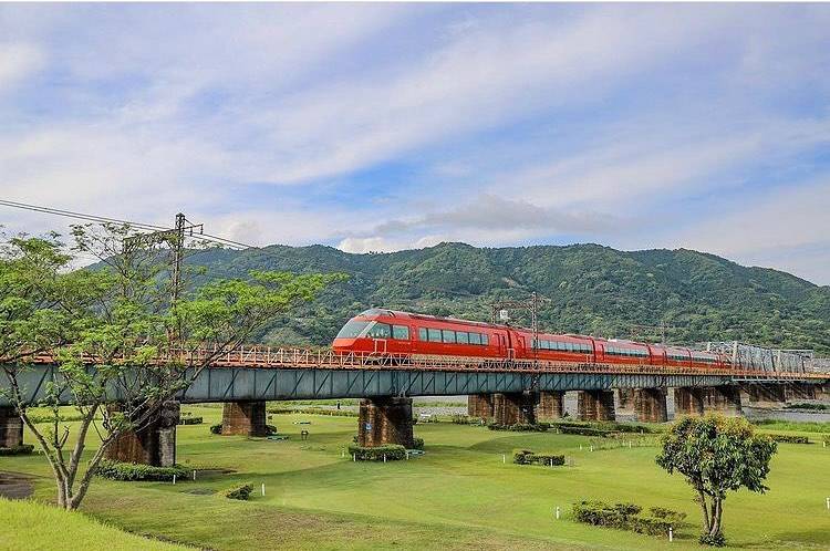箱根一日遊 箱根必去 從東京市區到箱根最快的方式是從「新宿站」搭乘小田急浪漫特快列車到達「箱根湯本站」