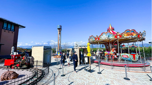 SmarTone「漫遊數據多日通」 最新的小型遊樂場是位卡HILL SIDE園區與EAST ZONE連接的天橋旁，玩旋轉木馬都可以望到富士山。圖片來源：遊日職人