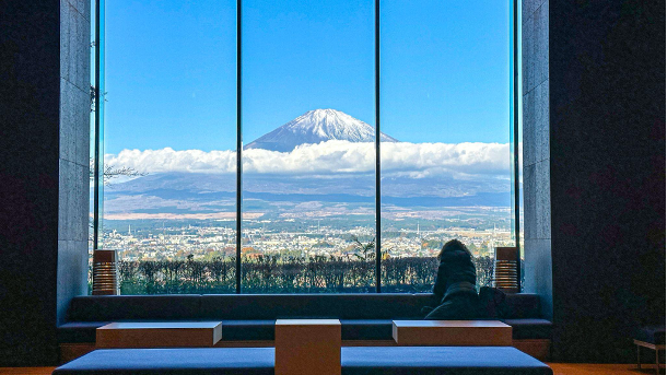SmarTone「漫遊數據多日通」 酒店大堂樓那 4 米高的落地玻璃外，正正地面向富士山。圖片來源：遊日職人