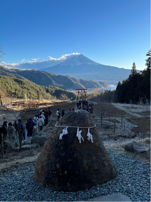 SmarTone「漫遊數據多日通」 河口湖唯一可以站在鳥居遙望富士山的打卡景點。圖片來源：新傳媒編輯部