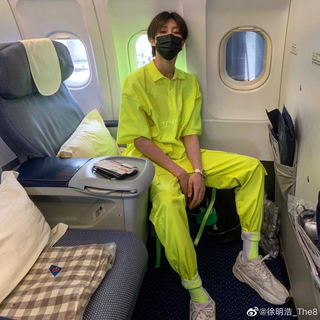 飛機 鮮色衫 韓團Seventeen的中國籍成員The8徐明浩）在2019年搭飛機時也被網民目擊到身穿螢光綠搭飛機